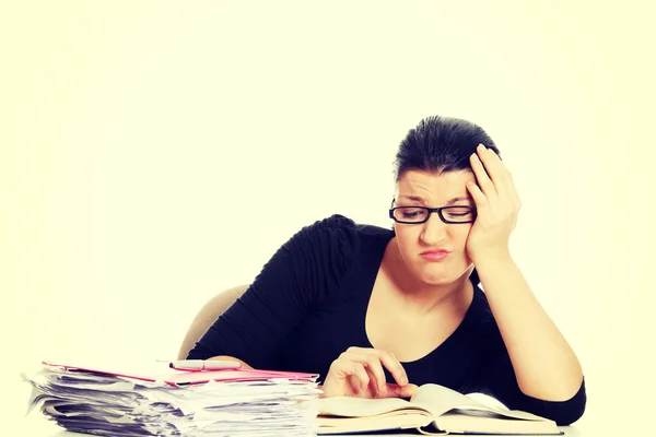 Mujer llenando formularios de impuestos — Foto de Stock