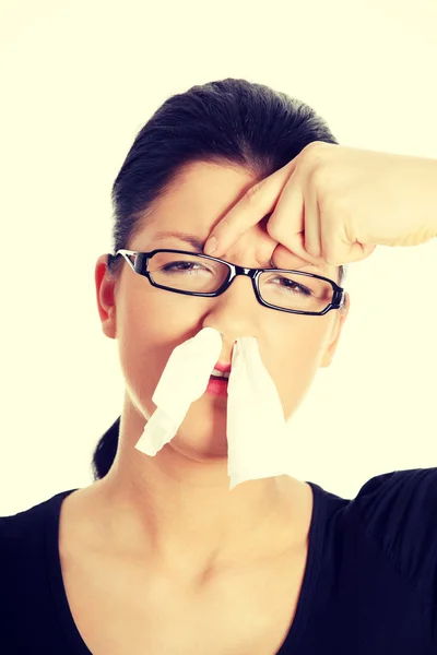 Giovane donna con allergia o freddo — Foto Stock