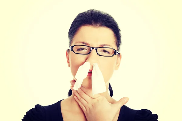 알레르기 또는 감기와 젊은 여자 — 스톡 사진