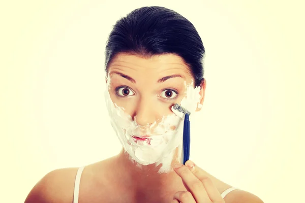 Jovem mulher tem barba da manhã — Fotografia de Stock