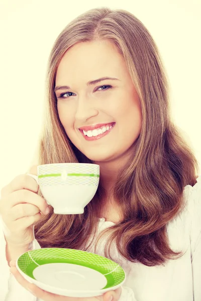 金髪の女性がコーヒーを飲む — ストック写真