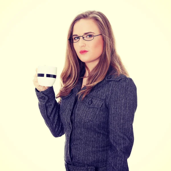 Zakenvrouw in een pak koffie of thee drinken. — Stockfoto