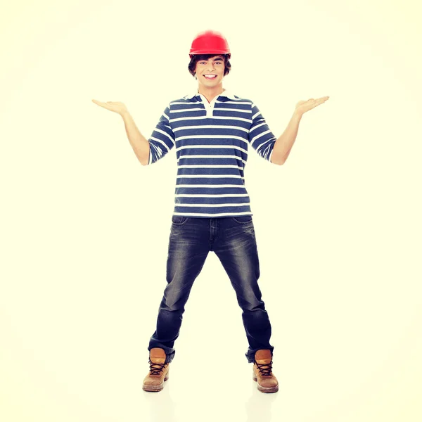 Hombre joven con casco rojo — Foto de Stock