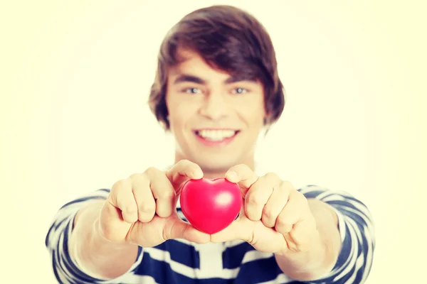 Joven con corazón . — Foto de Stock