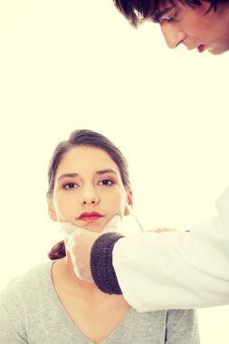 Plastik cerrahlar botox enjeksiyonu vererek