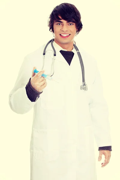 Dokter muda yang tampan memegang jarum suntik — Stok Foto