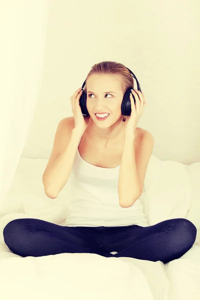 Hermosa mujer escuchando música — Foto de Stock