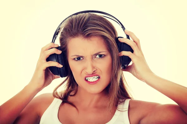 Adolescente chica escuchando música agresiva — Foto de Stock