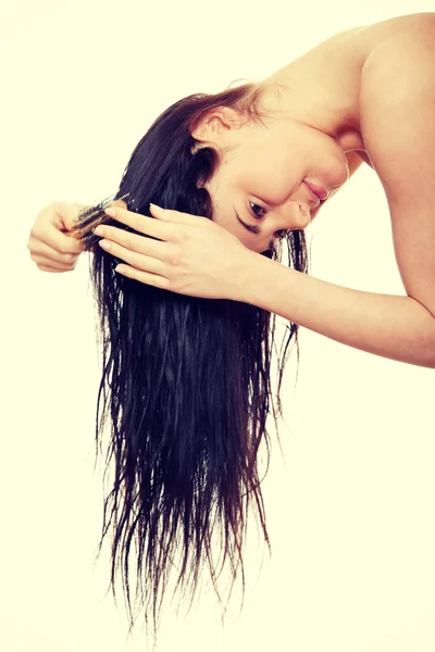 Frau beim Haare bürsten — Stockfoto