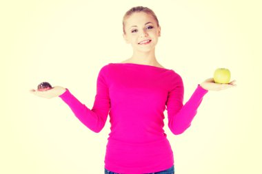 bir elma ve çerez tutan kadın.