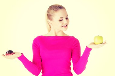 bir elma ve çerez tutan kadın.