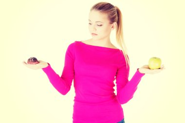 bir elma ve çerez tutan kadın.