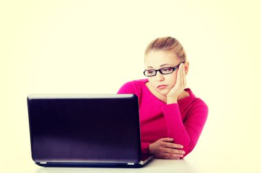 laptop önünde oturan üzgün kadın.