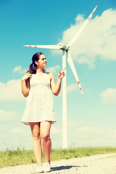 Девушка рядом с ветряной турбиной . — стоковое фото
