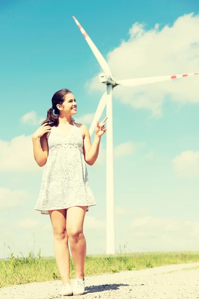 Meisje naast je eigen windturbine. — Stockfoto