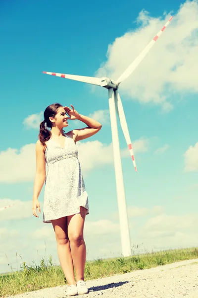 Menina ao lado da turbina eólica . — Fotografia de Stock