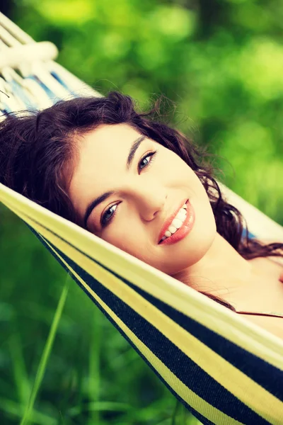 Woman lying in hammock — Stock Photo, Image