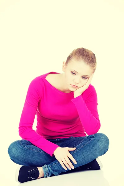 Junge traurige Frau sitzt. — Stockfoto