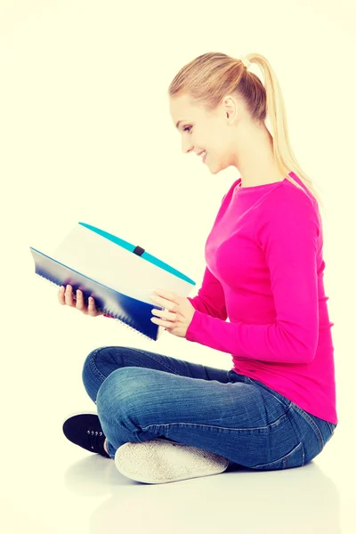 Ung student kvinna med arbetsbok. — Stockfoto