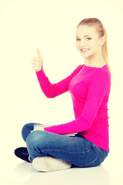 Kvinna student visar ok gest. — Stockfoto
