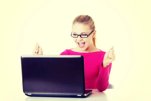 Mujer feliz sentado en frente de la computadora portátil . —  Fotos de Stock