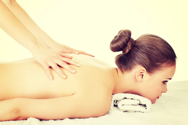 Mulher relaxante sendo massageado — Fotografia de Stock