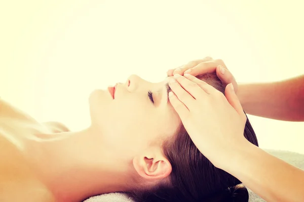 Vrouw ontvangende gezicht massage — Stockfoto