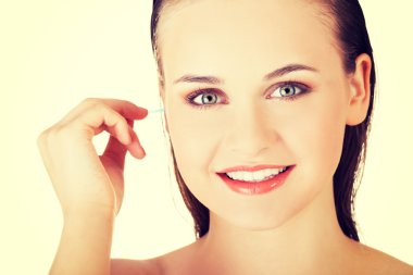 kadın onun kulağına temizler