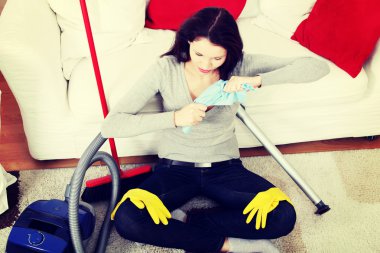 ev temizliği sırasında kadın.