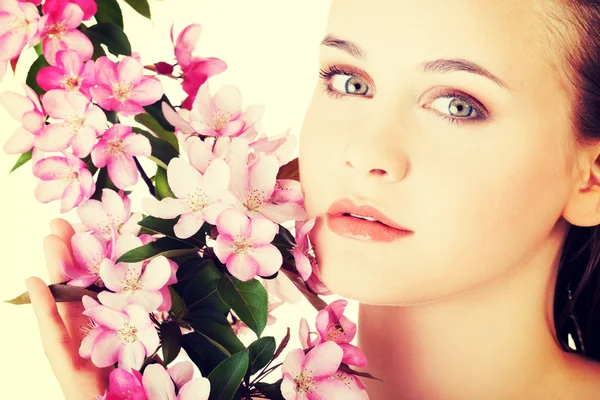 Vrouw met roze bloemen — Stockfoto