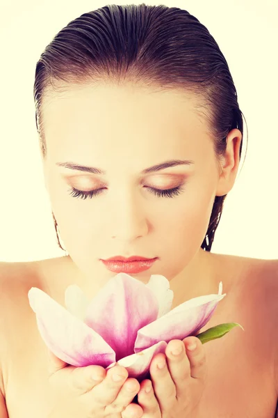 Kobieta z różowe kwiaty — Zdjęcie stockowe