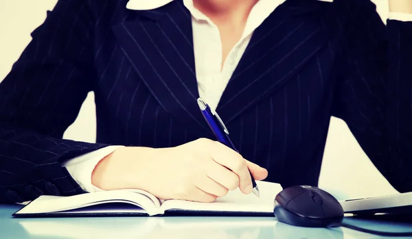 Mujer escribiendo en cuaderno . — Foto de Stock