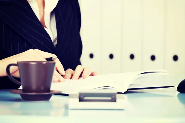 Vrouw schrijven in notitieblok. — Stockfoto