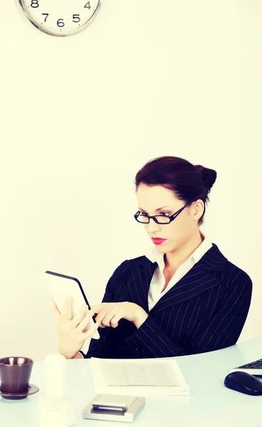 Mujer usando una tableta . —  Fotos de Stock