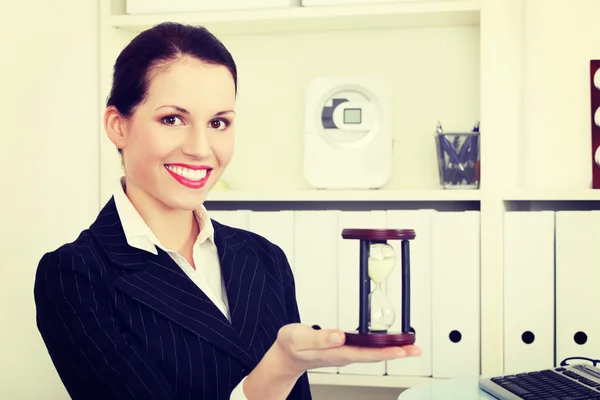 Kvinna anläggning timglas. — Stockfoto