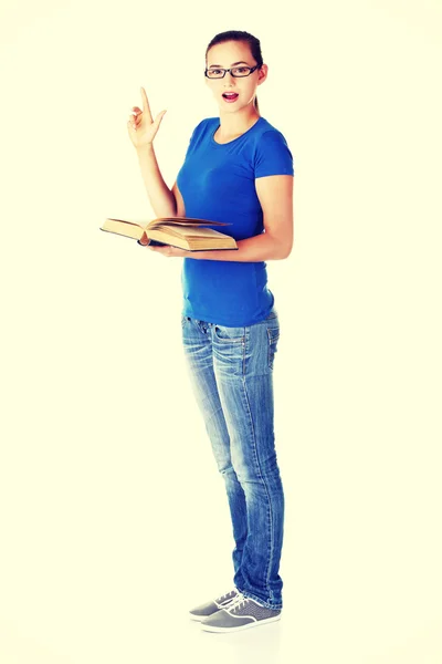 Estudiante con libro y apuntando hacia arriba . —  Fotos de Stock