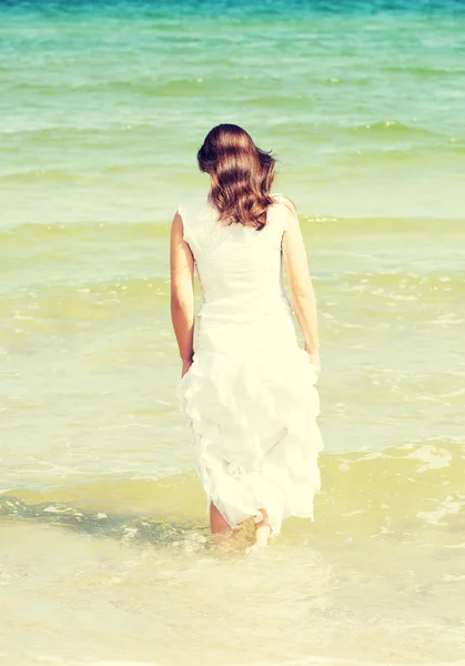 Frau im Wasser — Stockfoto