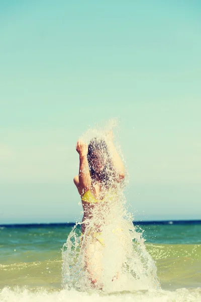 Frau spielt am Strand — Stockfoto