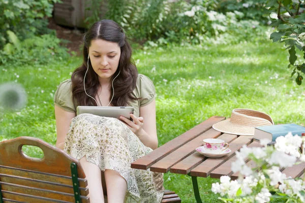 Jeune femme dans un jardin — Photo