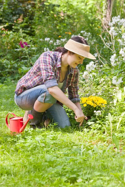 Jonge vrouw in een tuin — Stockfoto