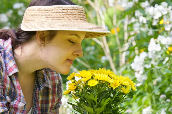 Jonge vrouw in een tuin — Stockfoto