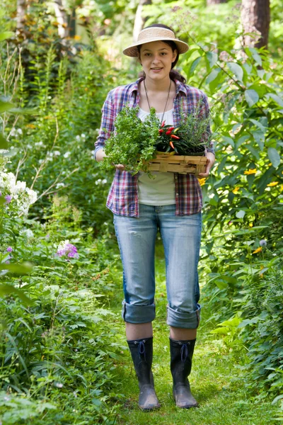 Ung kvinna i en trädgård — Stockfoto