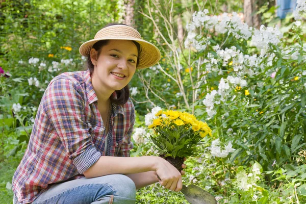 Jovem mulher em um jardim — Fotografia de Stock