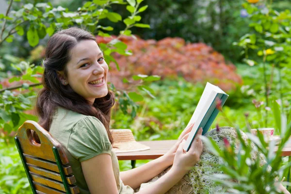 Junge frau liest, ung kvinna läser — Stockfoto