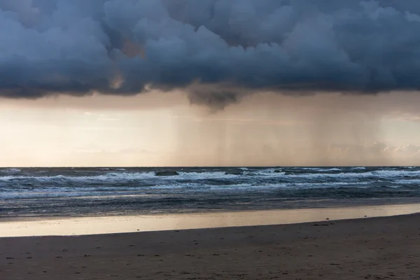 海で雨します。 — ストック写真
