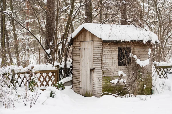 Hütte im Garten im Winter — Stockfoto