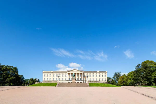 Het Koninklijk Paleis Met Het Standbeeld Ervoor Oslo Noorwegen — Stockfoto