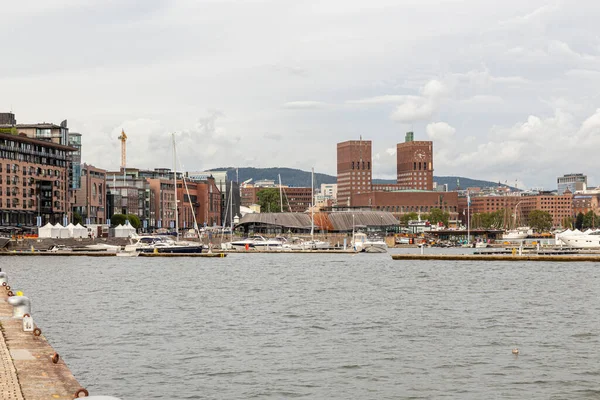 Hafen Mit Rathaus Oslo Norwegen lizenzfreie Stockfotos