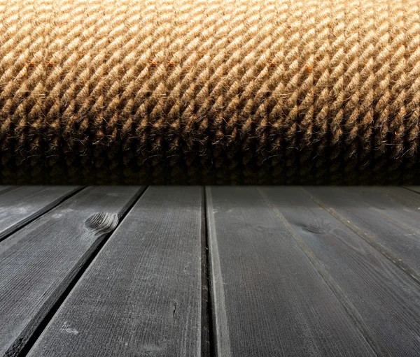 Старая деревянная темная сцена и большая катушка веревочного корабля — стоковое фото