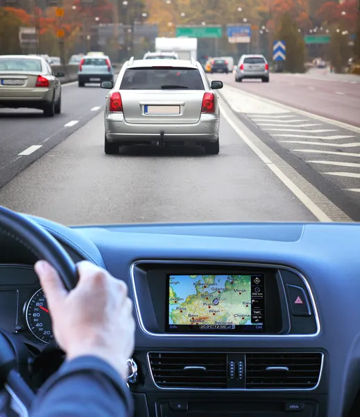 Auto-estrada de condução rápida com GPS — Fotografia de Stock